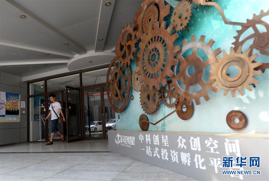 （習(xí)近平的小康故事·圖文互動(dòng)）（3）“關(guān)鍵核心技術(shù)是要不來(lái)、買(mǎi)不來(lái)、討不來(lái)的”——習(xí)近平推動(dòng)科技創(chuàng)新的故事