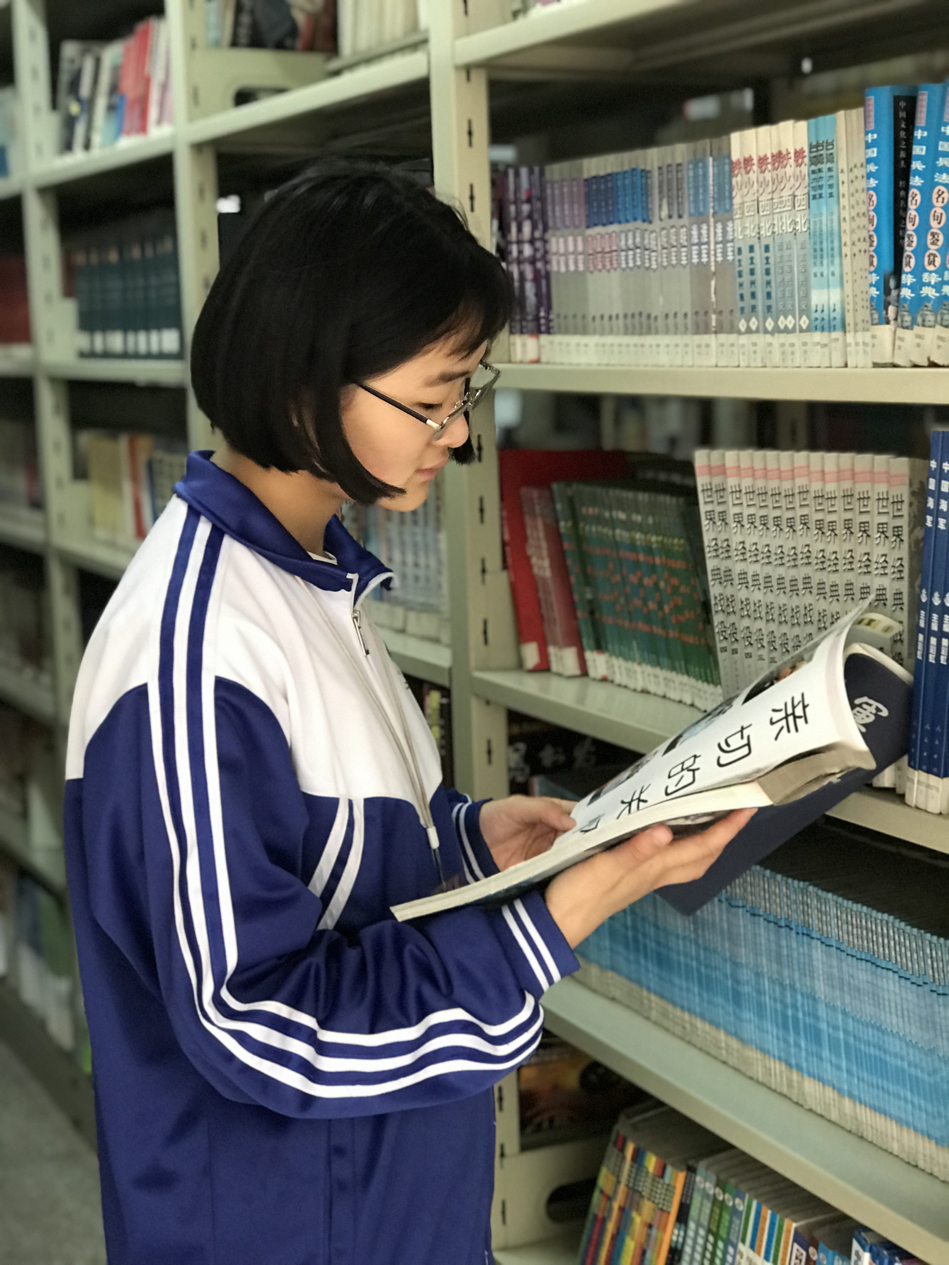 彭麟夏在圖書館看書學習.jpg