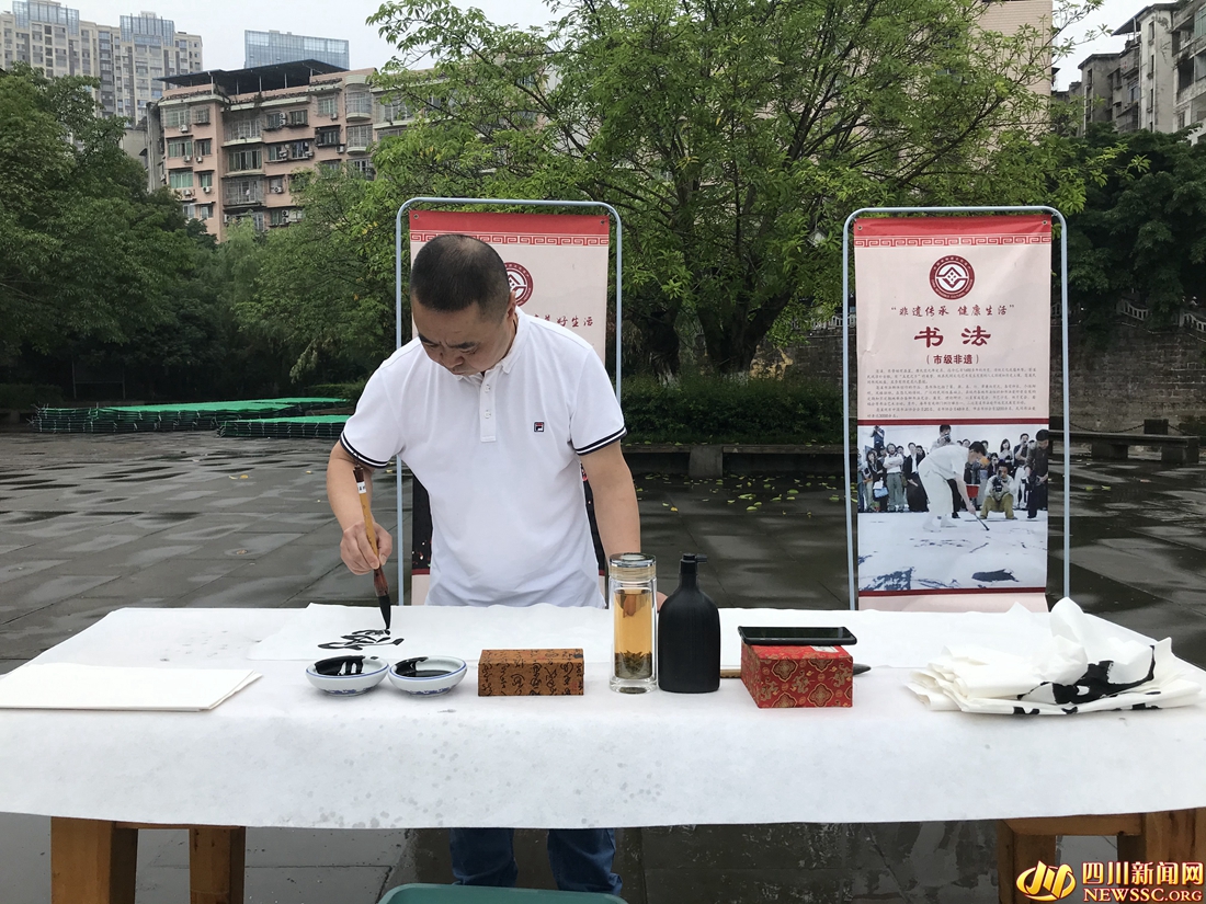 蓬溪縣書法家協(xié)會(huì)副主席梁小兵.jpg